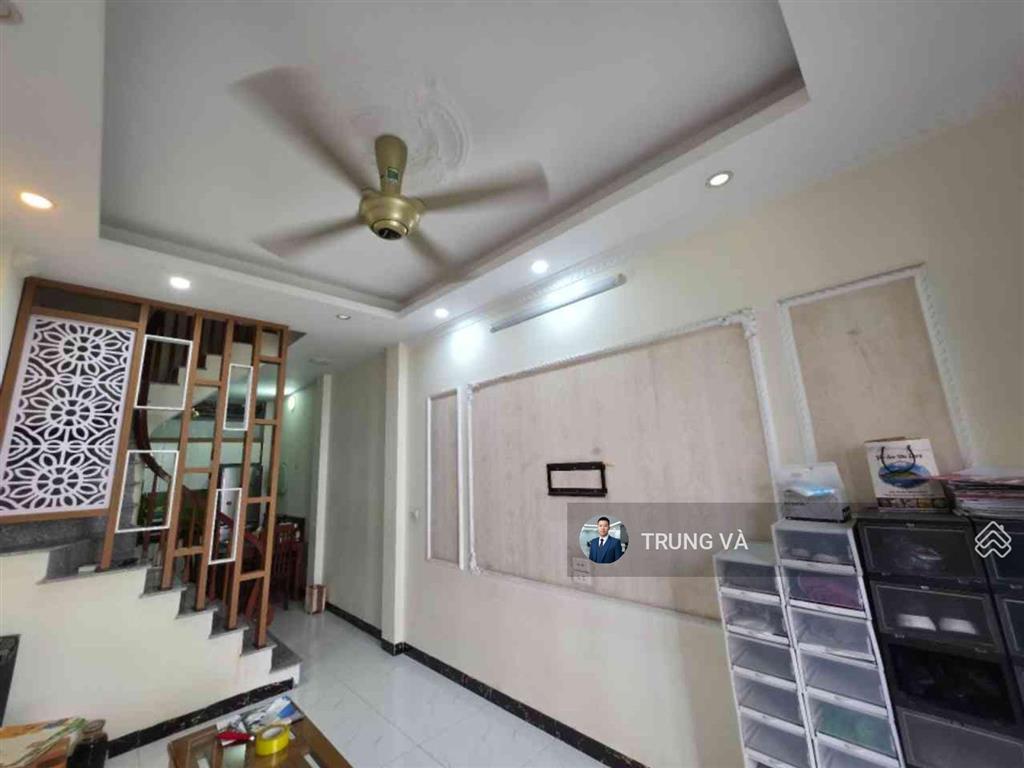 Chỉ hơn 5 tỷ có ngay nhà đẹp 5 tầng bát khối long biên thoáng trước sau ô tô đỗ cổng gần aeon mall
