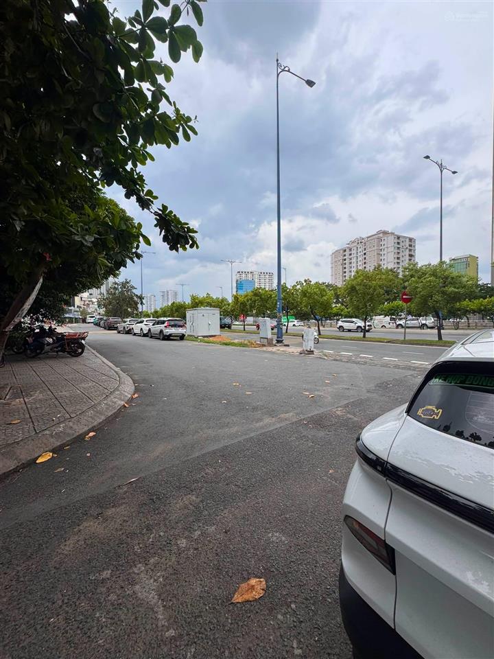 Nhà hẻm trần hưng đạo  xe hơi đỗ  vài bước ra mt  4 tầng đúc  có st  3.1*10  vuông a4  hc
