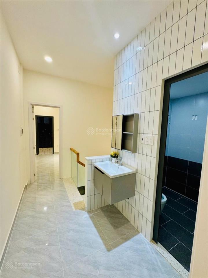 Nhà sát mặt tiền lạc long quân  45m2  3 phòng ngủ  hẻm 3m  tặng nội thất