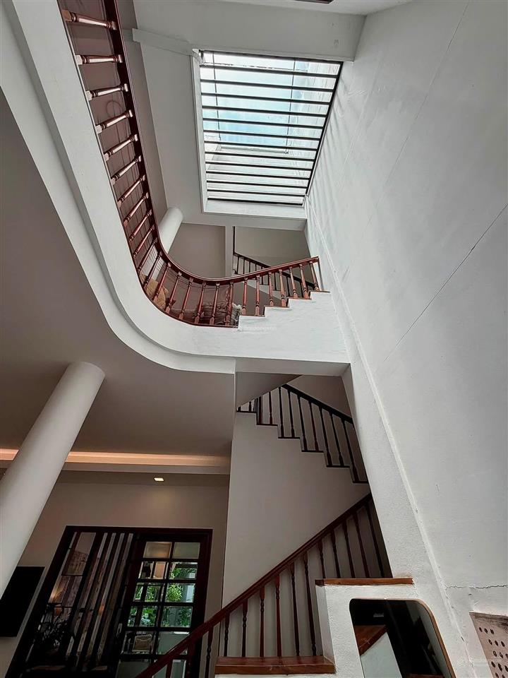 Biệt thự 200m 5pn 2 gara ô tô 3 tầng cv lê thị riêng.