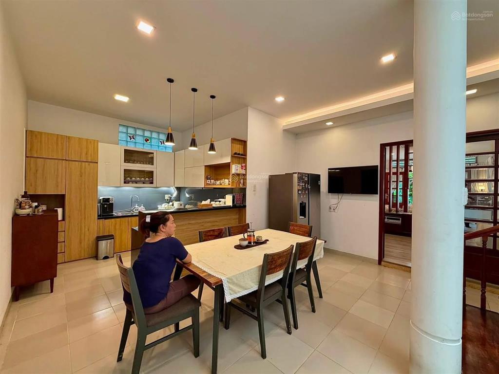 Biệt thự 200m 5pn 2 gara ô tô 3 tầng cv lê thị riêng.