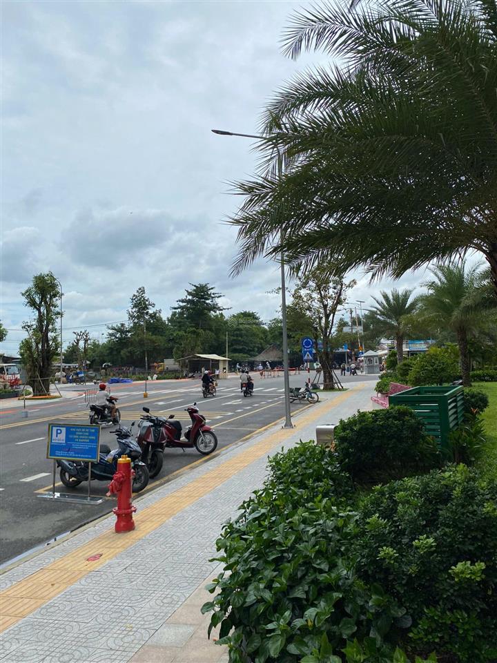 Cho thuê shop khối đế hướng đường chính về trung tâm thương mại vincom tại vinhomes grand park