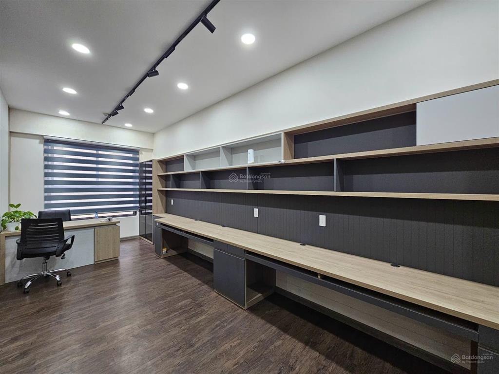 Văn phòng the prince residence dt 14m2  giá 5 triệu/tháng ~ dt 32m2  giá 18 triệu/tháng