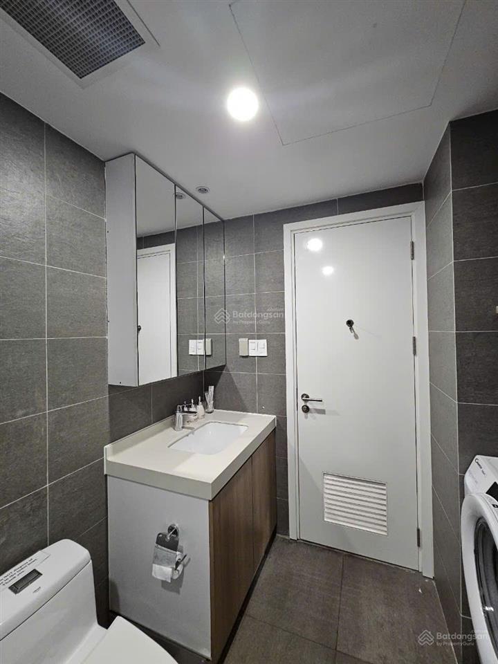 Chính chủ gửi bán gấp căn hộ 1pn sky center / diện tích 36m2  giá bán 2,6 tỷ  view thoáng mát