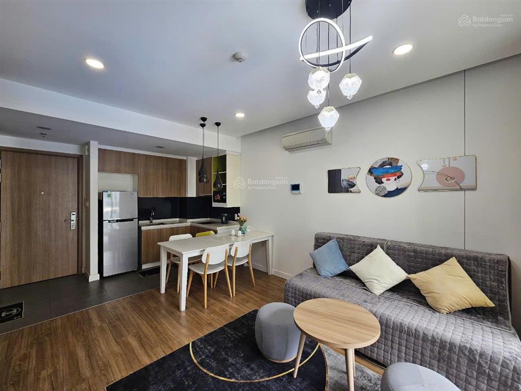 Chính chủ gửi bán gấp căn hộ 1pn sky center / diện tích 36m2  giá bán 2,6 tỷ  view thoáng mát