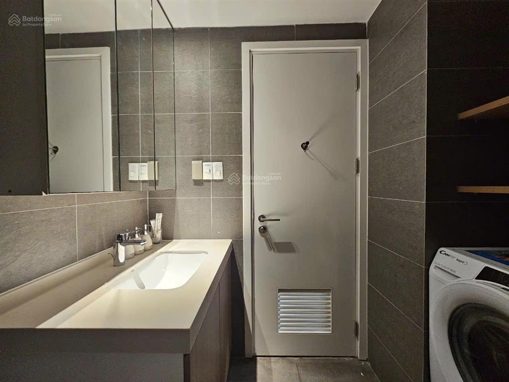 Chính chủ gửi bán gấp căn hộ 1pn sky center / diện tích 36m2  giá bán 2,6 tỷ  view thoáng mát