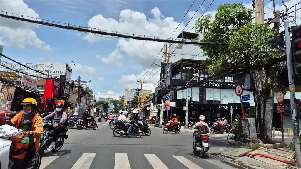 Sở hữu góc 2 mặt tiền ung văn khiêm  11x40m, hđt 1 tỷ/năm, xd mới hầm + 8 tầng  giá 65 tỷ