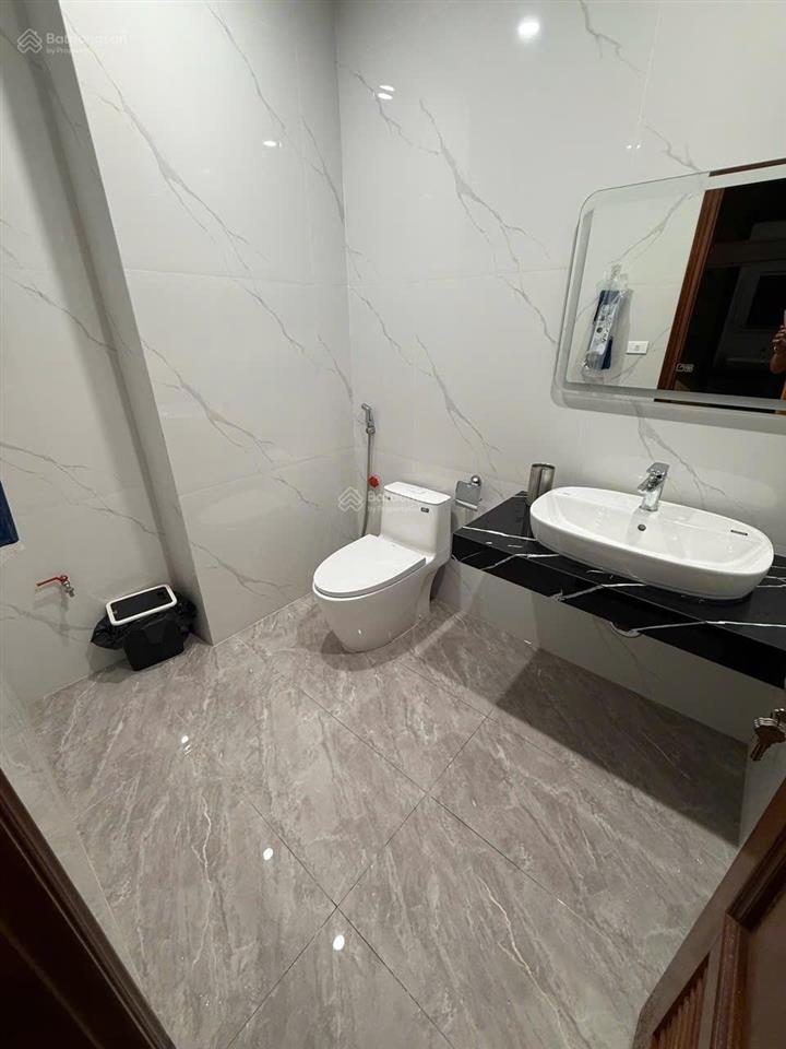 Khu san hô. diện tích 70m2 x 3 tầng, có thang máy, điều hòa, nóng lạnh giá 20 triệu/tháng