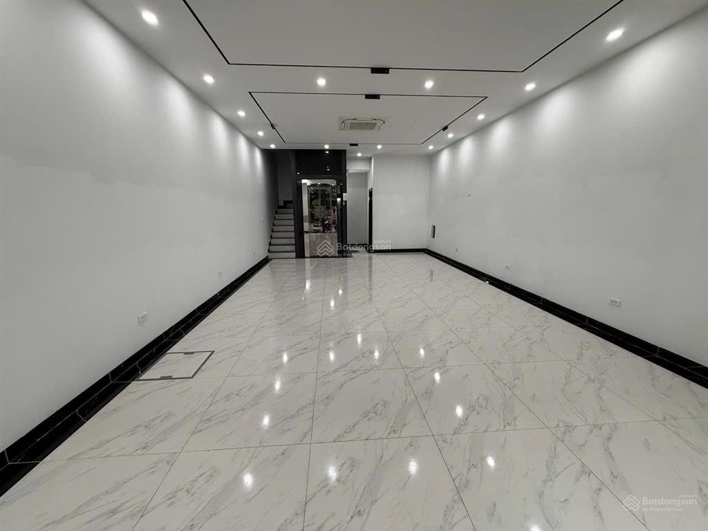 Khu san hô. diện tích 70m2 x 3 tầng, có thang máy, điều hòa, nóng lạnh giá 20 triệu/tháng