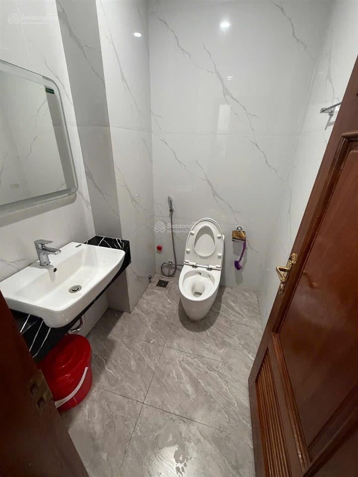 Khu san hô. diện tích 70m2 x 3 tầng, có thang máy, điều hòa, nóng lạnh giá 20 triệu/tháng