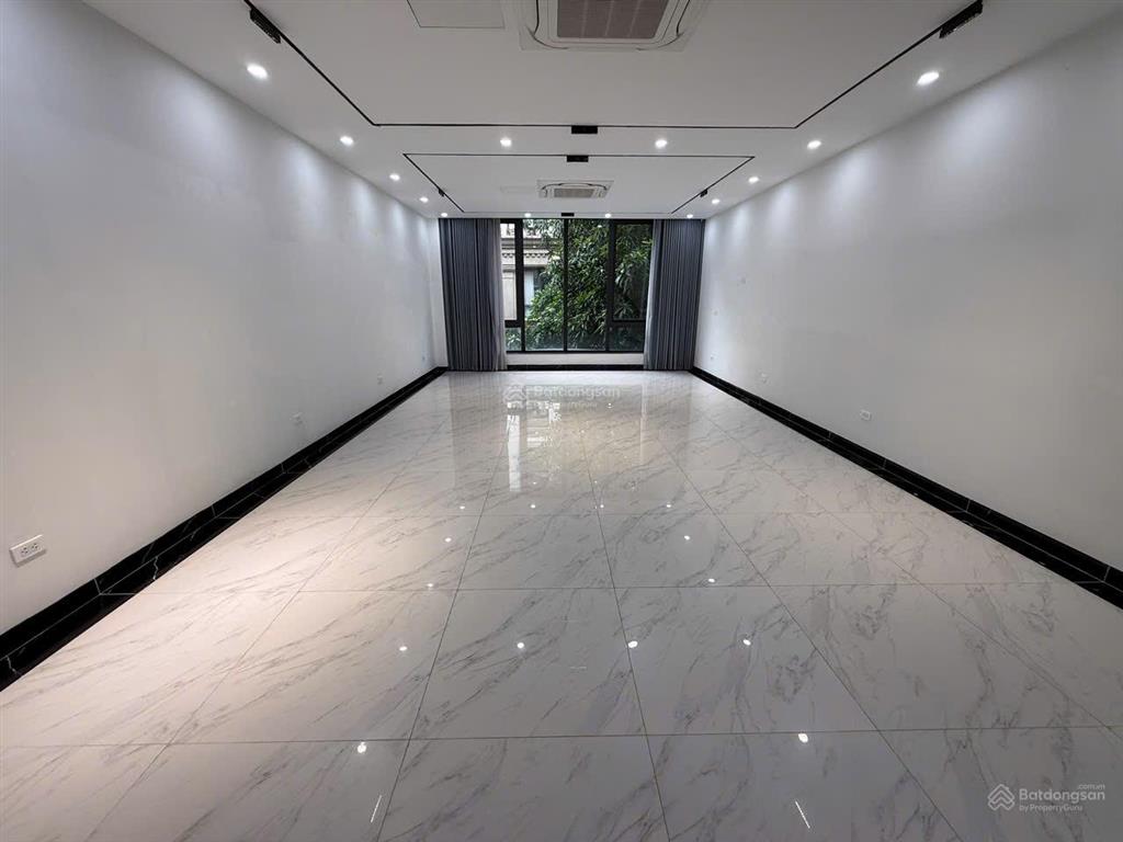 Khu san hô. diện tích 70m2 x 3 tầng, có thang máy, điều hòa, nóng lạnh giá 20 triệu/tháng