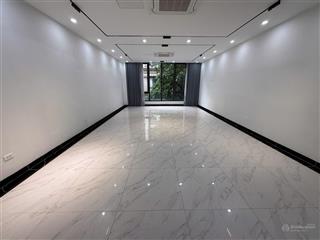 Khu san hô. diện tích 70m2 x 3 tầng, có thang máy, điều hòa, nóng lạnh giá 20 triệu/tháng