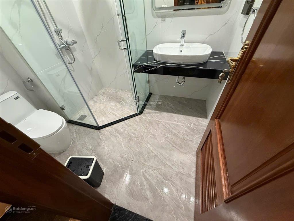 Khu san hô. diện tích 70m2 x 3 tầng, có thang máy, điều hòa, nóng lạnh giá 20 triệu/tháng