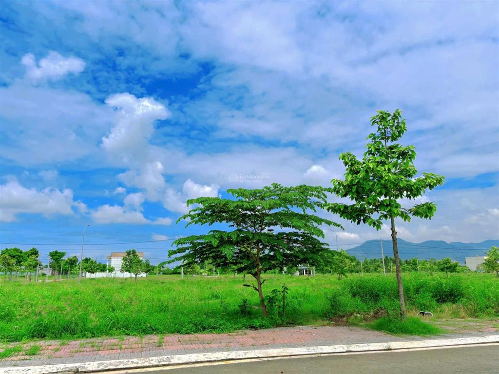 Bán 2 lô liền kề 7x18 trục chính kdc đường 28, kcn hòa long full thổ cư, tiện ích đẳng cấp