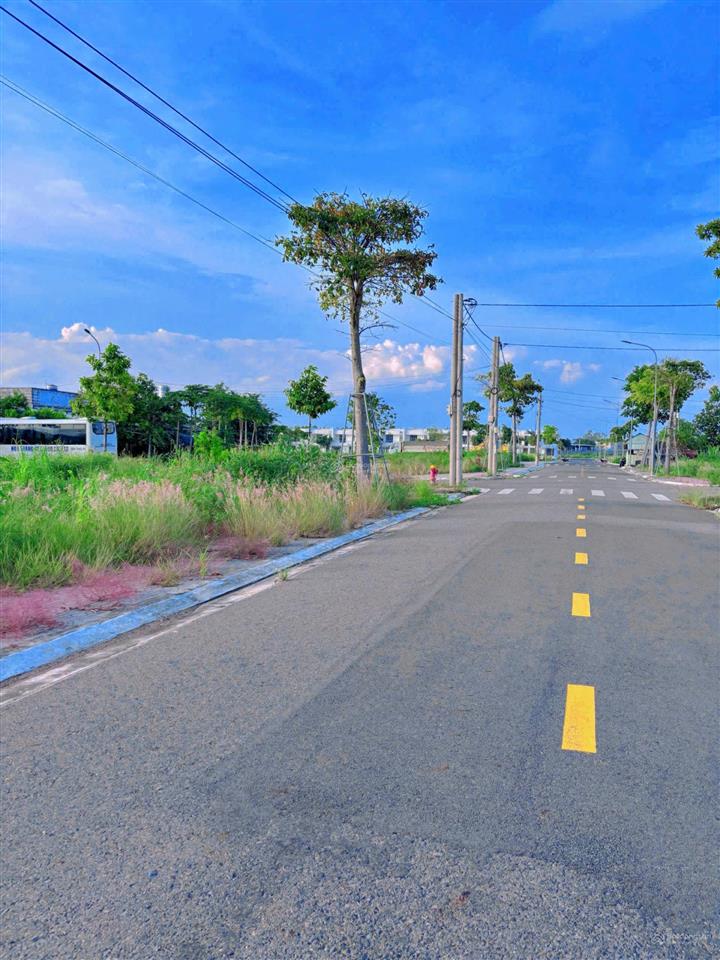 Bán 2 lô liền kề 7x18 trục chính kdc đường 28, kcn hòa long full thổ cư, tiện ích đẳng cấp