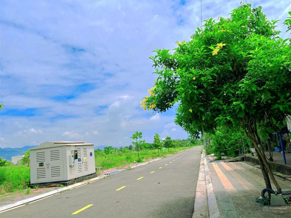 Bán 2 lô liền kề 7x18 trục chính kdc đường 28, kcn hòa long full thổ cư, tiện ích đẳng cấp