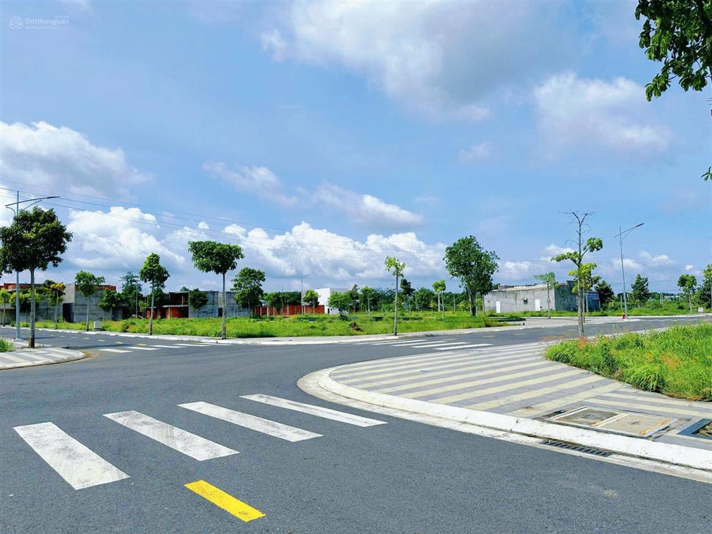 Bán 2 lô liền kề 7x18 trục chính kdc đường 28, kcn hòa long full thổ cư, tiện ích đẳng cấp