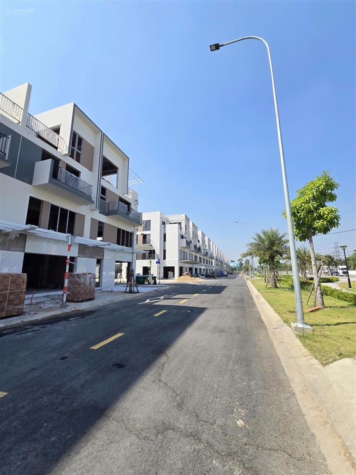 Căn nhà noxh 1 trệt, 1 lửng và 1 lầu. đầy đủ nội thất  2,55 tỷ. ngay thành phố mới