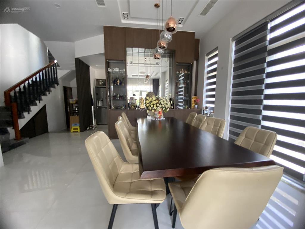 Bán gấp biệt thự mới gần bên công viên, đường đặng thùy trâm, dt 10m x 20m, trệt, 2 lầu, áp mái