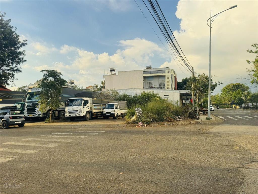 Lô 90  bán lô góc 2 mặt tiền đường 18m mr chí thiện bđs