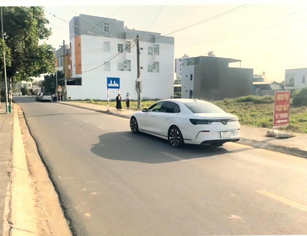 Vợ chồng tôi có 1 lô mặt tiền hồ tri tân bà rịa vũng tàu cần bán gấp