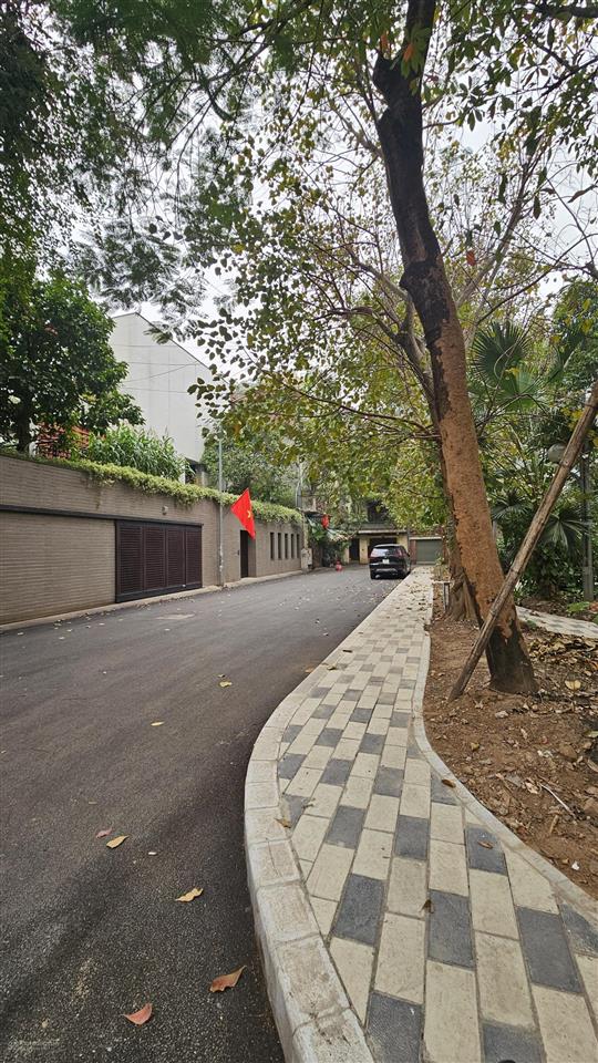 Biệt thự vườn đào tây hồ 325m2, 5 tầng thang máy full nội thất xịn sò. giá 170 tỷ bảo vệ 24/24