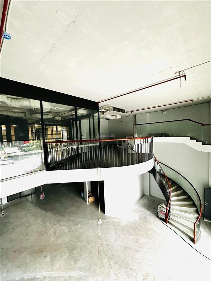 Bán tòa văn phòng mặt phố quận tây hồ 268m2 mt 12m tòa 9 tầng có hầm. 22x tỷ phố vip đủ gp vận hành