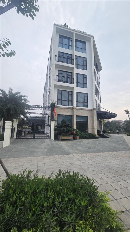 Bán tòa văn phòng cầu giấy 200m2 lô góc 8 tầng có hầm bán hơn 100 tỷ, vỉa hè 2 mặt to rộng mặt phố