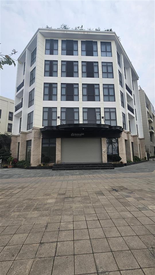 Bán tòa văn phòng cầu giấy 200m2 lô góc 8 tầng có hầm bán hơn 100 tỷ, vỉa hè 2 mặt to rộng mặt phố