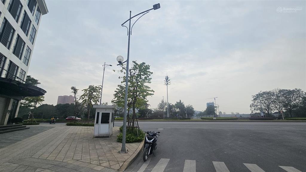 Bán tòa văn phòng cầu giấy 200m2 lô góc 8 tầng có hầm bán hơn 100 tỷ, vỉa hè 2 mặt to rộng mặt phố