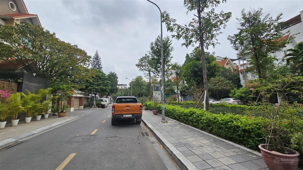 Biệt thự khu trung hòa cầu giấy 185m lô góc 2 mặt tiền hơn 80 tỷ. khu vip nhiều cán bộ và công viên