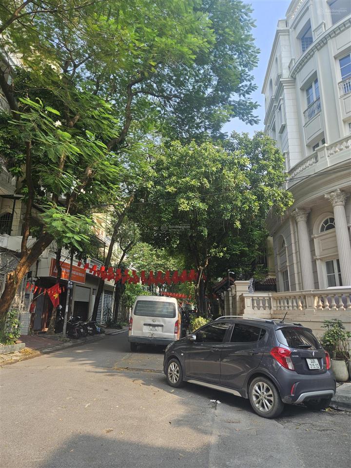 Bán biệt thự khu yên hòa 270m lô góc 2 mặt tiền hơn 100tỷ. khu vip nhiều cán bộ và công viên