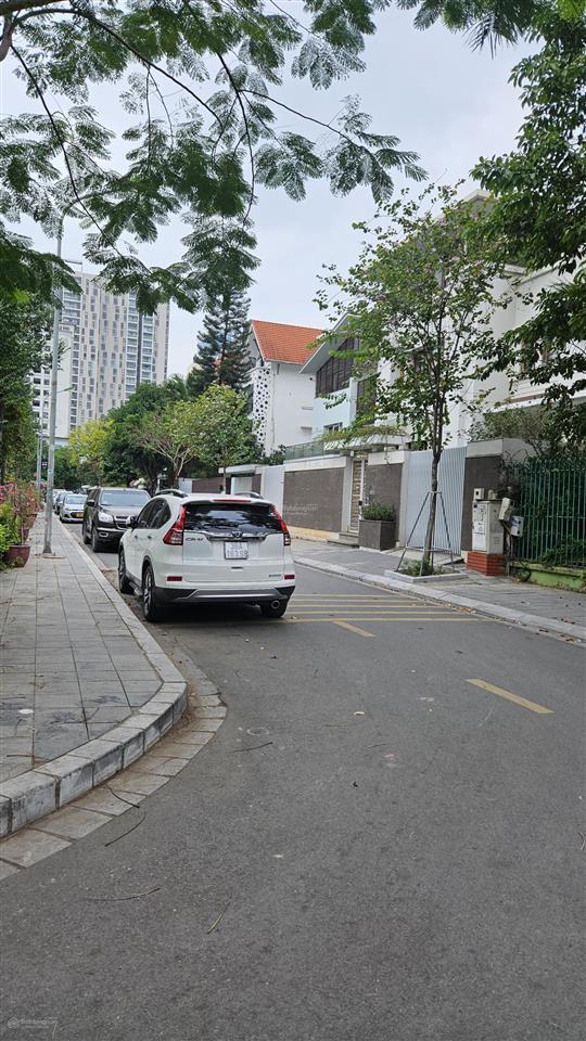 Bán biệt thự thành thái, cầu giấy 300m, mt 15m khu vip gần công viên bán 95 tỷ ở sướng 4 tầng 1 hầm
