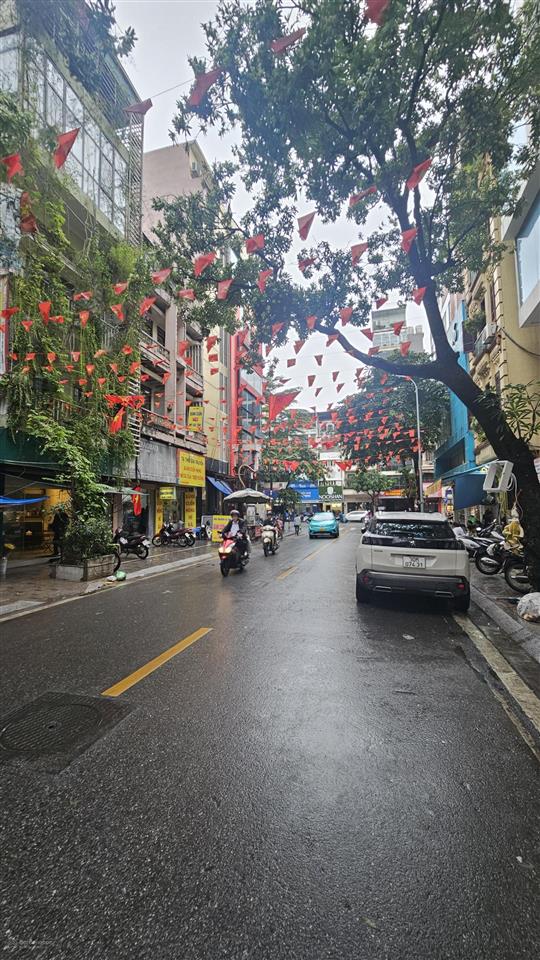 Bán nhà mặt phố quận cầu giấy 130m tòa văn phòng 9 tầng, thông sàn dòng tiền 150tr/th. giá 676tr/m