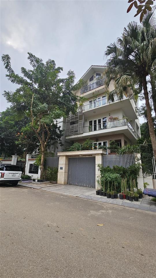Bán biệt thự trần kim xuyến khu cán bộ lão thành 198m bán 495tr/m, khu vip ở sướng nhiều cán bộ