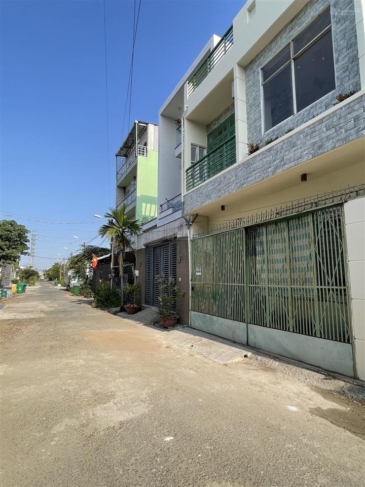 Bán nhà đường 785 kdc bách khoa, giáp quận 2. 72m2 đất ngang 5,5m. giá tốt