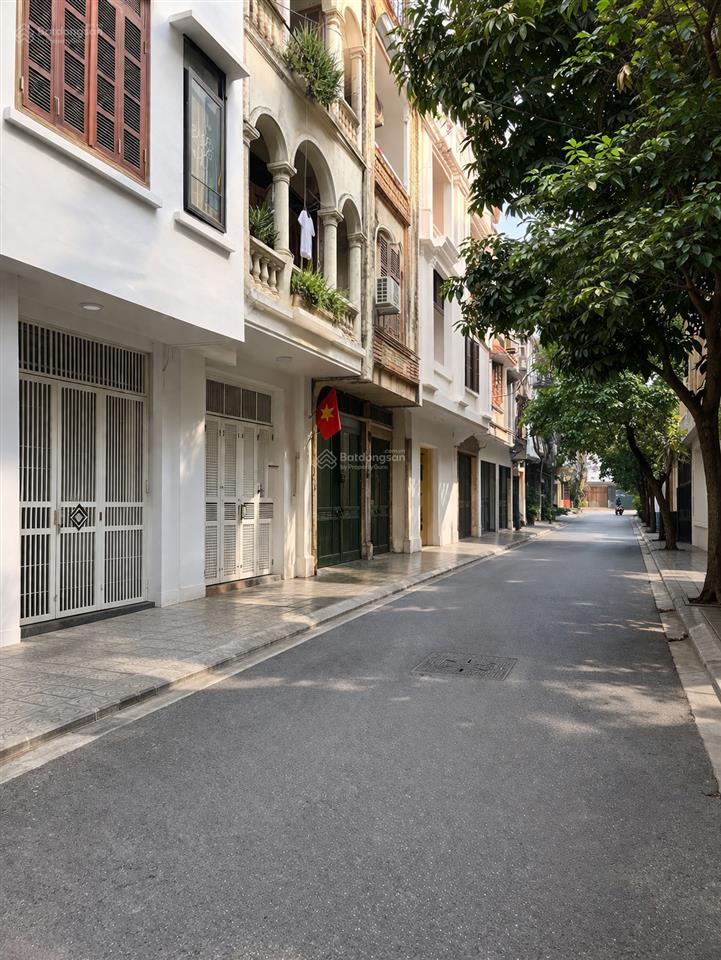 Cực phẩm phân lô 55m2 tại lạc trung. thông các ngả, ô tô tránh, vỉa hè cây xanh. dân cư văn minh