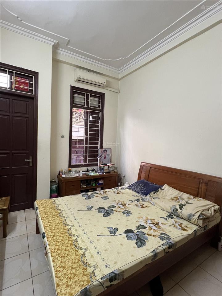 Bán nhà riêng 42m2 đường giải phóng. ngõ cực rộng, ô tô dừng đỗ, rất gần phố. chủ thiện chí