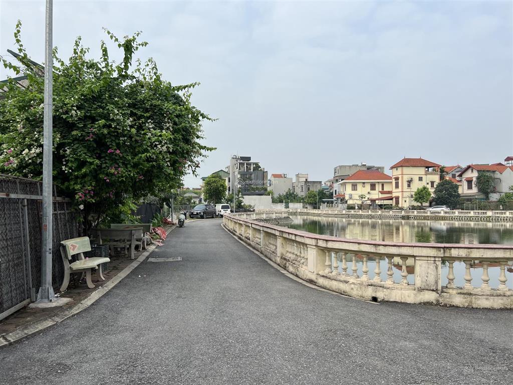Chủ tha thiết bán 125m2 bát khối  đông dư. 2 thoáng, ngõ thông, ô tô tránh, vỉa hè. view hồ