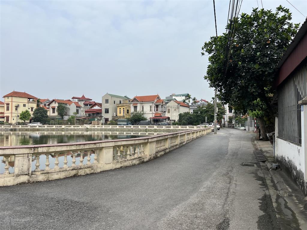 Chủ tha thiết bán 125m2 bát khối  đông dư. 2 thoáng, ngõ thông, ô tô tránh, vỉa hè. view hồ