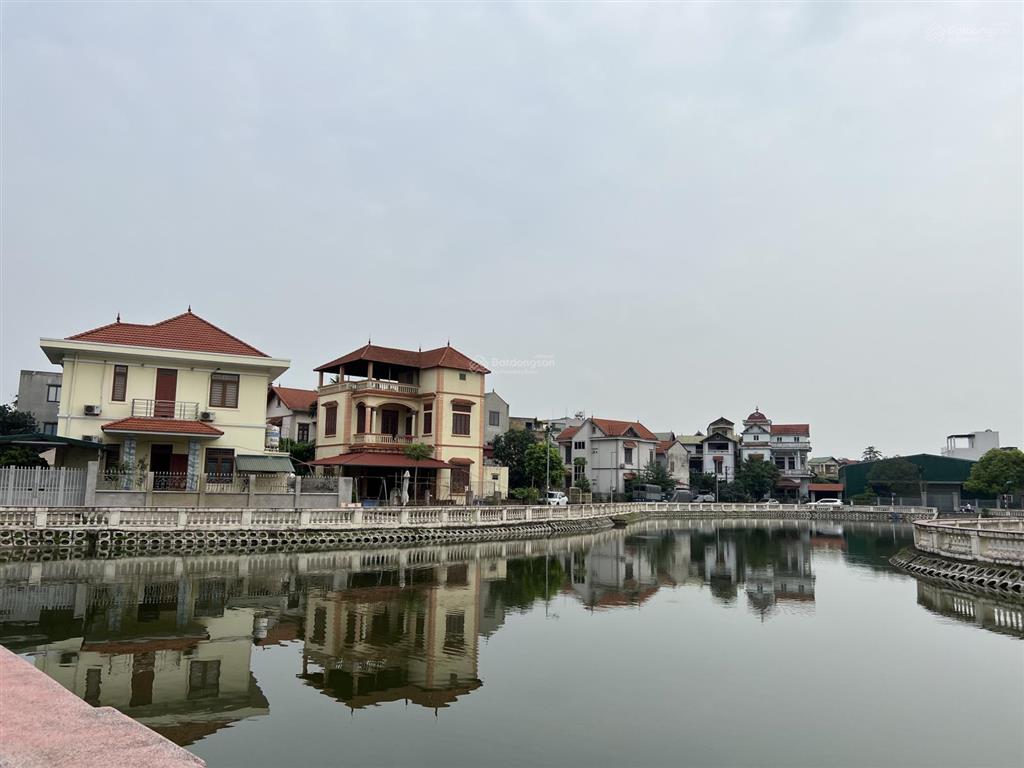 Chủ tha thiết bán 125m2 bát khối  đông dư. 2 thoáng, ngõ thông, ô tô tránh, vỉa hè. view hồ