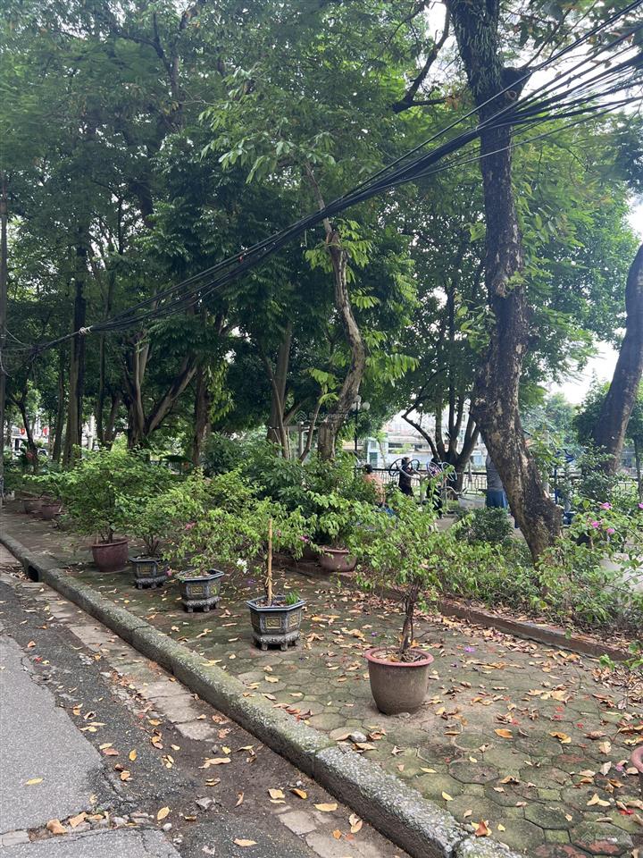 Bán nhà phân lô 85m2 đường kim đồng, 2 mặt tiền, view hồ, view công viên. vỉa hè, ô tô quanh nhà