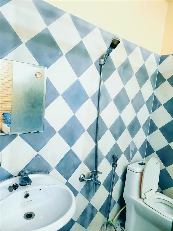 Cho thuê phòng q1. full nội thất toilet riêng. mới keng. 2tr800/th