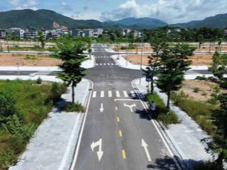 Bán biệt thự sát chợ, dt 250m2, đường to 16m trực tiếp cđt huds trung tâm phố chợ lương sơn