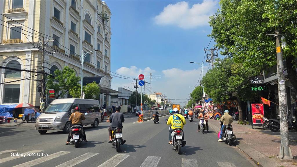 Nhà mtkd đs 14 cách mtkd đường lê văn quới 30m
bình tân . 8 x 25 . giá 18.5 tỷ tl