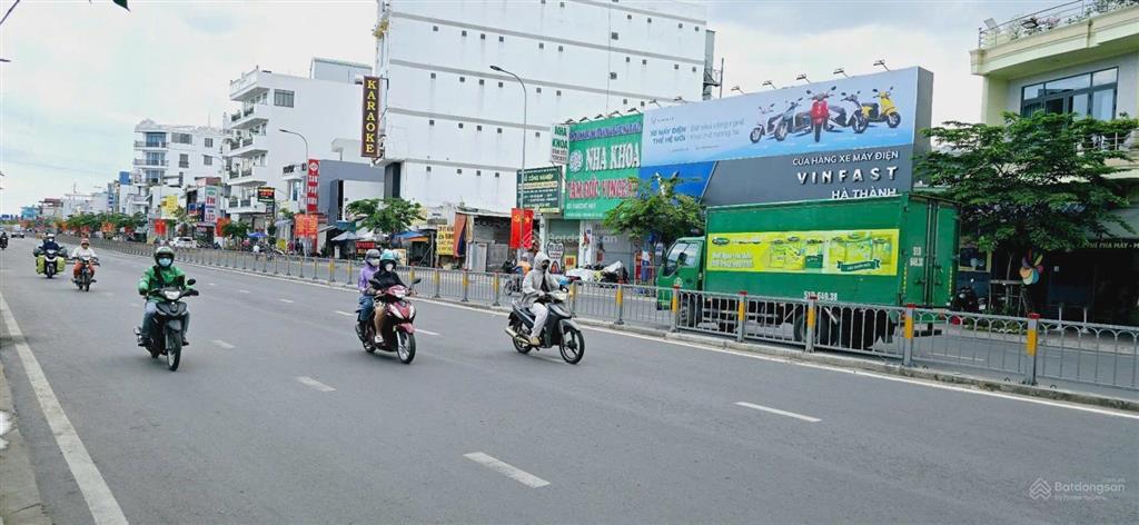 1/ lũy bán bích thông khu adc phú thạnh tân phú . 4 x 17.5 . giá 8.8 tỷ . góc siêu thoáng
