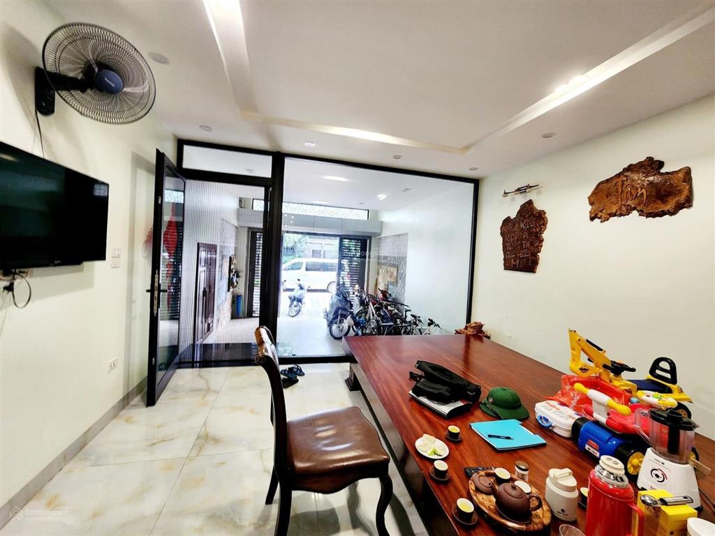 Chính chủ gửi bán liền kề văn phú  ngay công viên, dt 95m2  5 tầng, vị trí đắc địa, hiếm bán