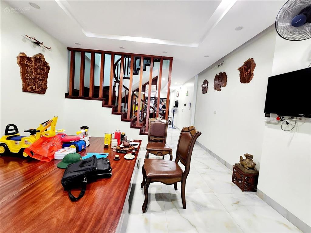 Chính chủ gửi bán liền kề văn phú  ngay công viên, dt 95m2  5 tầng, vị trí đắc địa, hiếm bán
