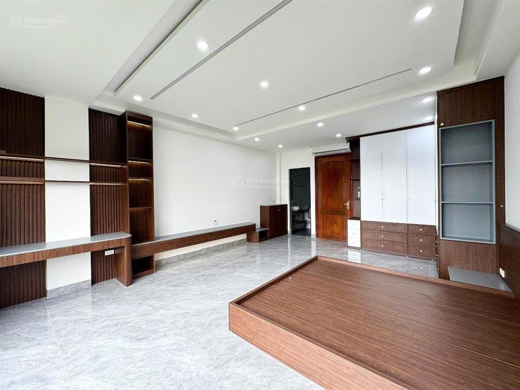 Bán nhà mặt chợ văn lakinh doanh đỉnhthang máytặng full nội thất xịn, dt55m7 tầng,nhỉnh 22 tỷ.