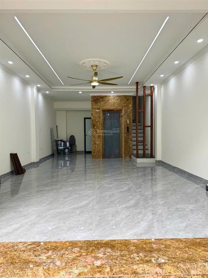 Bán nhà mặt chợ văn lakinh doanh đỉnhthang máytặng full nội thất xịn, dt55m7 tầng,nhỉnh 22 tỷ.